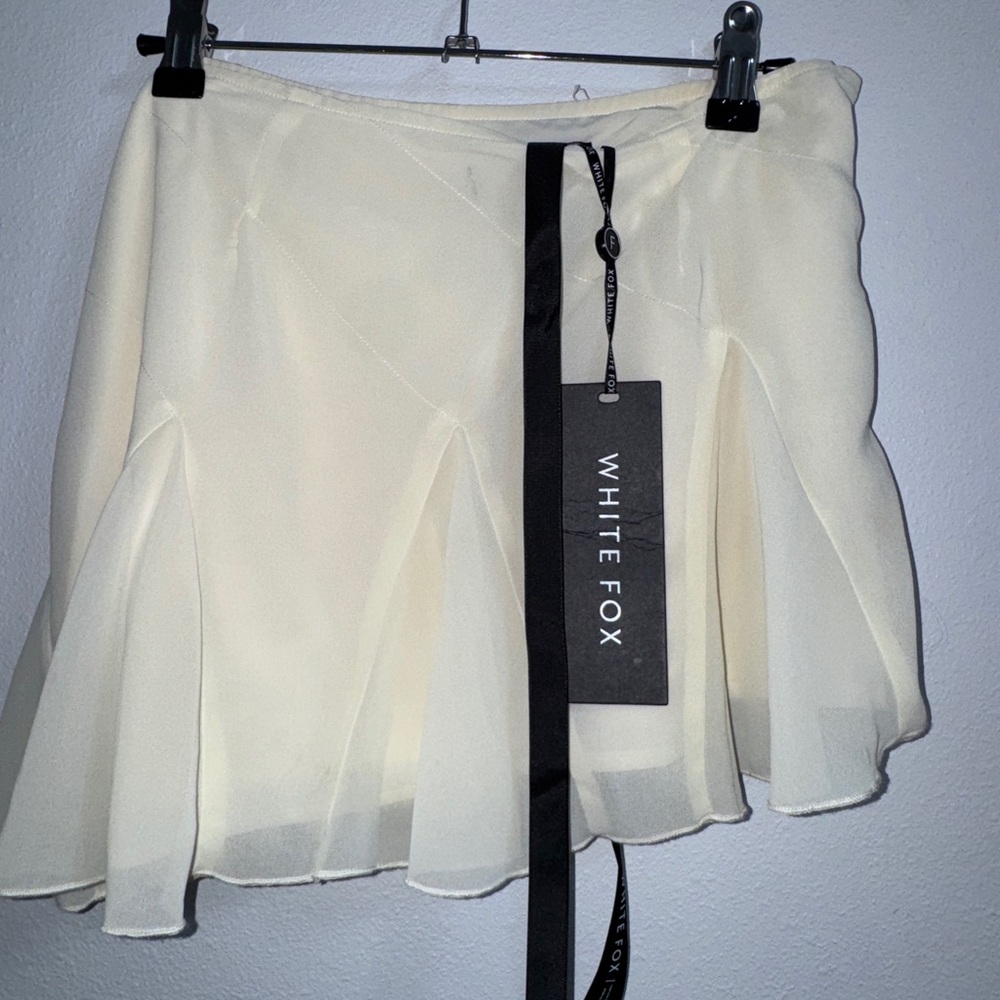 nwt white fox boutique Match Maker Mini Skirt Off White M pleated sheer cream